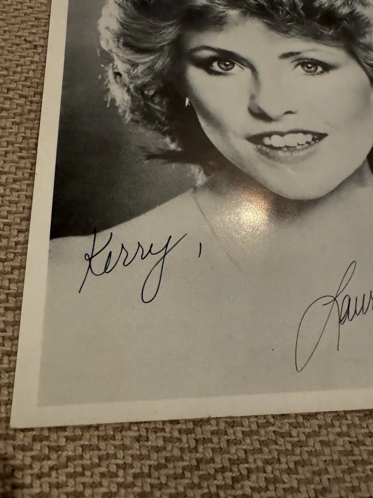 Lauren Tewes — Vintage 1970’s Lauren Tewes Stock Studio Autographed Picture - 8” x 10”, изображение 2