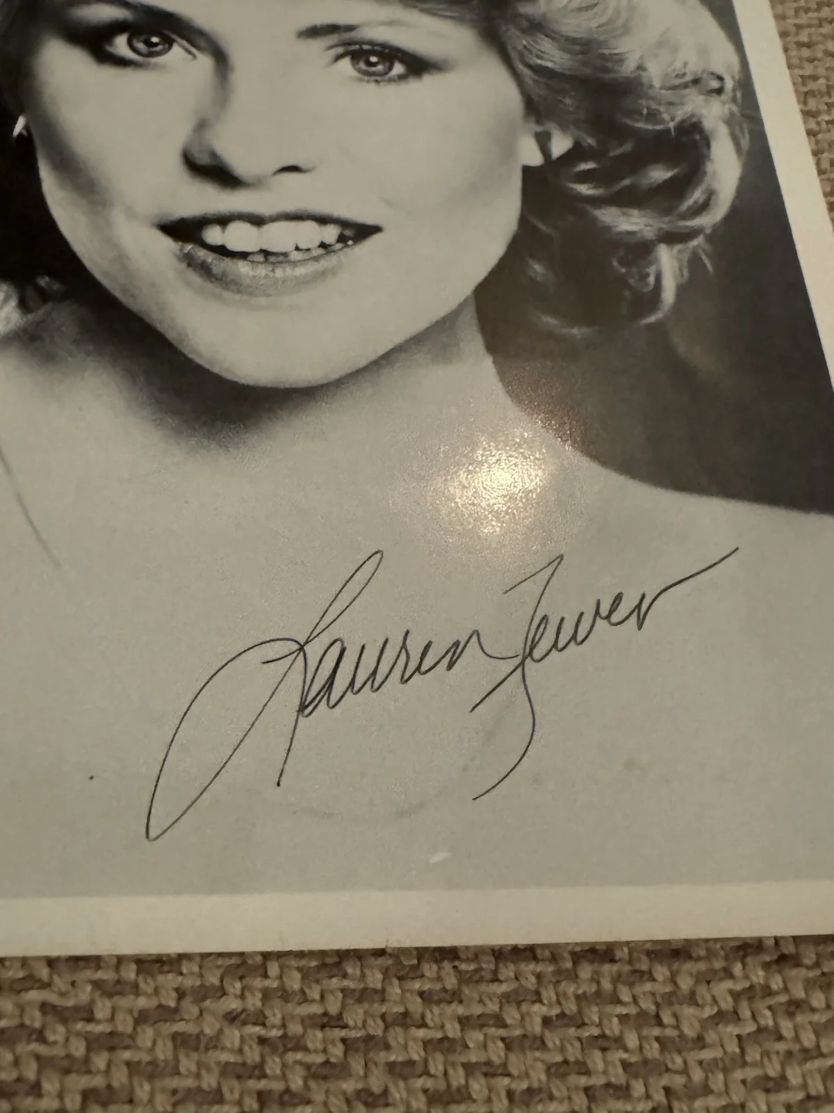 Lauren Tewes — Vintage 1970’s Lauren Tewes Stock Studio Autographed Picture - 8” x 10”, изображение 3