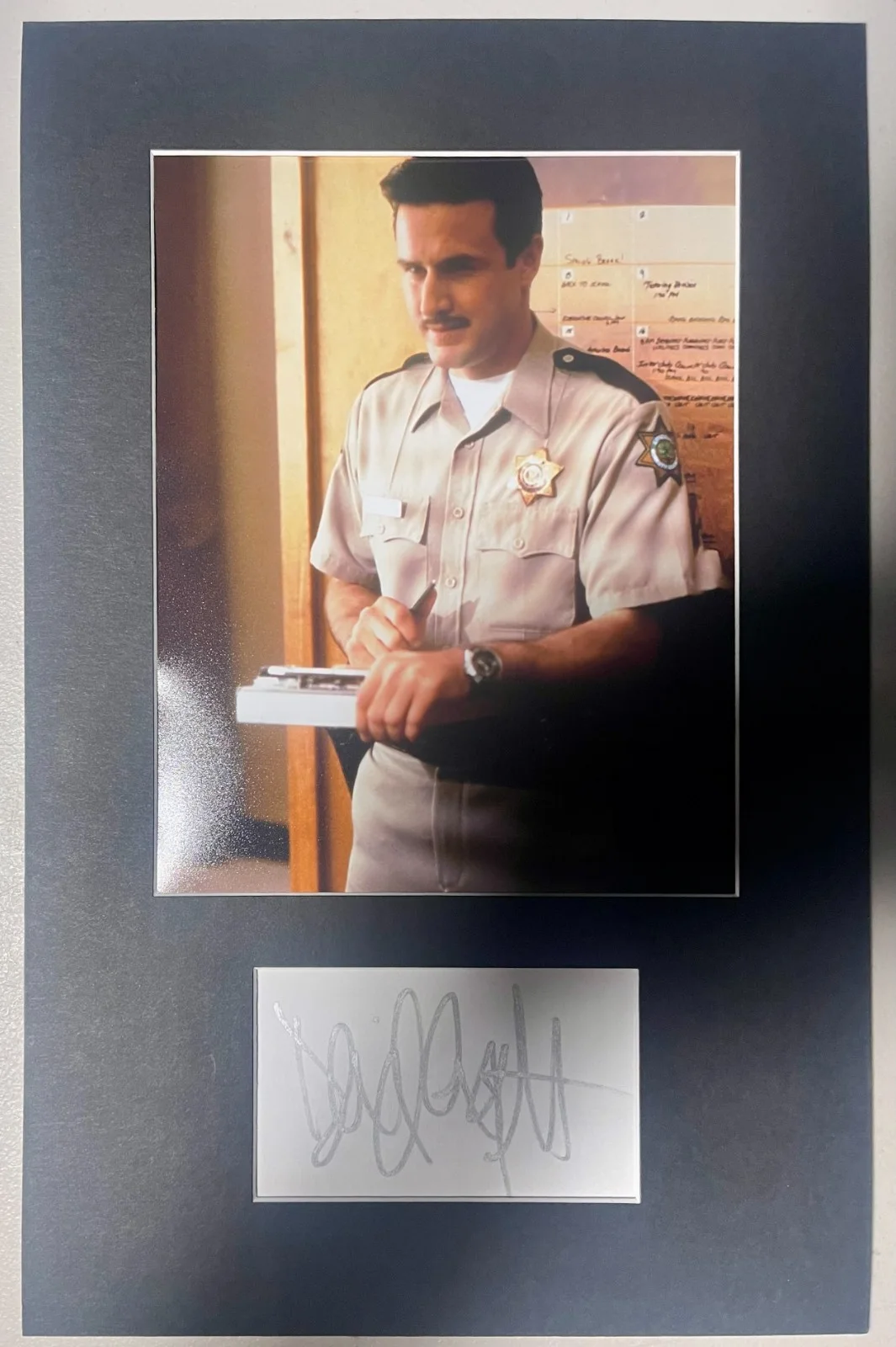 DAVID ARQUETTE — David Arquette Scream matted signed index card with photo 11x17 #1 Deputy Dewey
