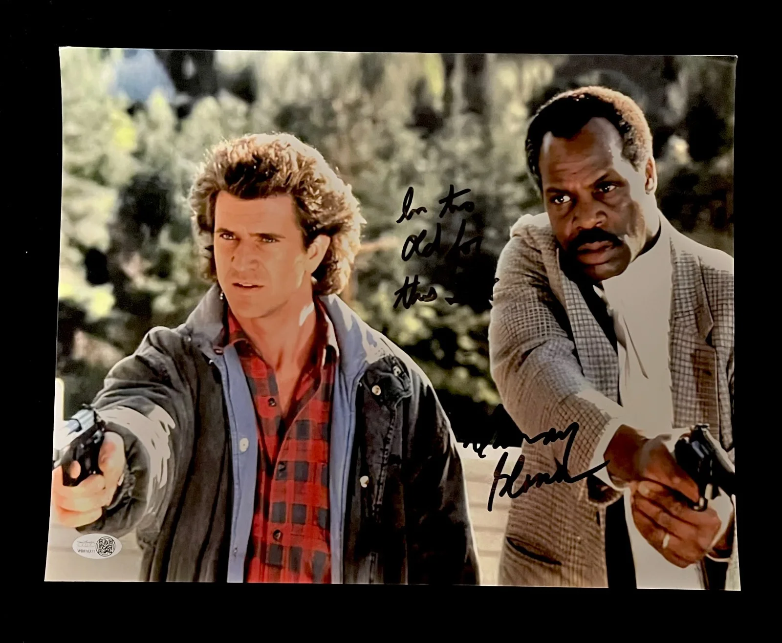 DANNY GLOVER — DANNY GLOVER SIGNED METALLIC 11X14 PHOTO W/ MEL GIBSON. JSA COA. LETHAL WEAPON