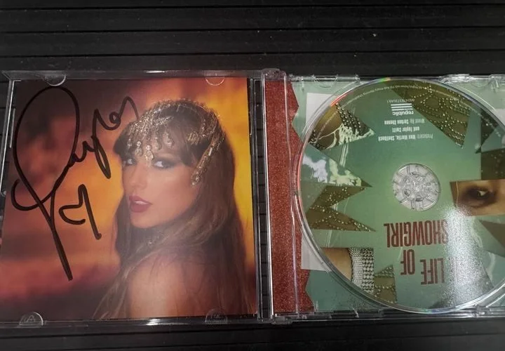 Taylor Swift Signed The Life of a Showgirl CD Photo #1 THE LONGEST AUTO EVER?, изображение 2