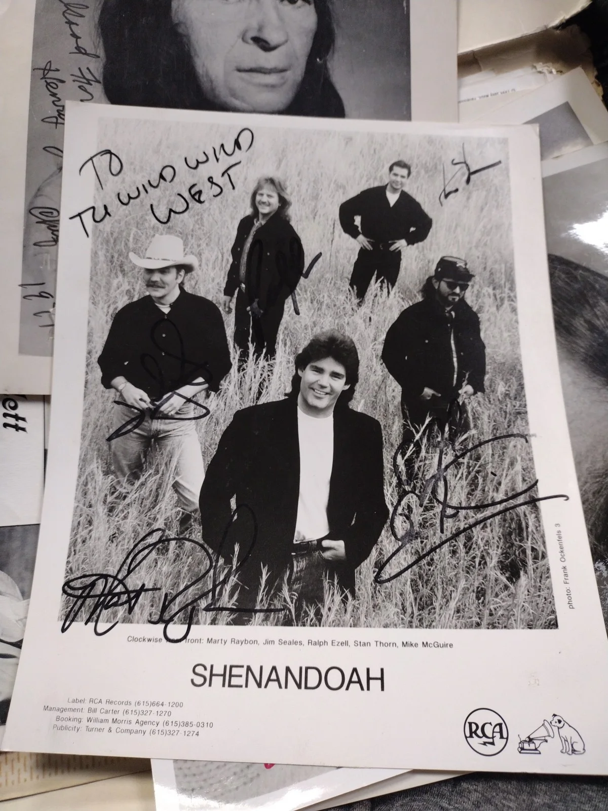 SHENANDOAH Country Music Band 5 Members Hand Signed Photo 8X10 RCA Records, изображение 2