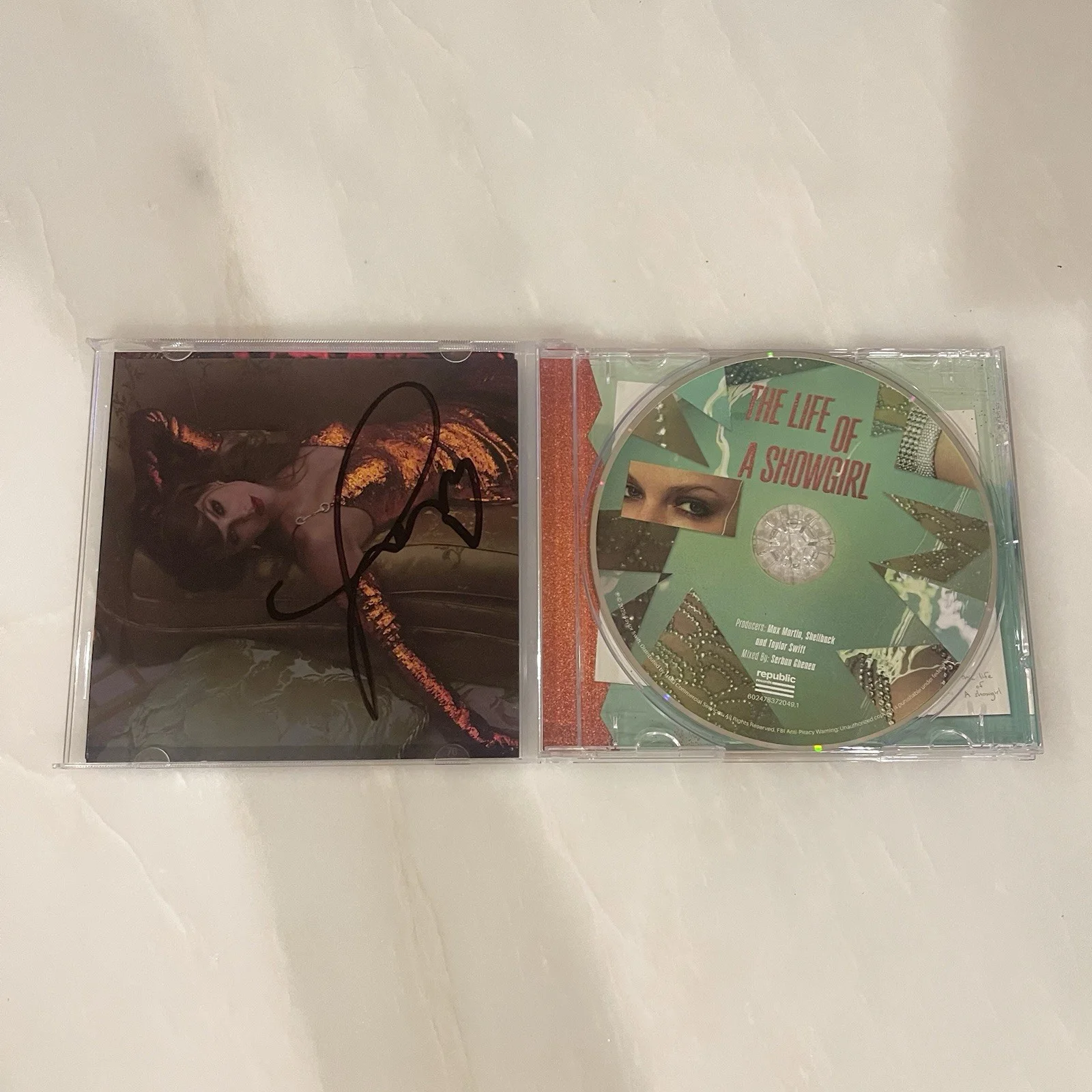 Taylor Swift The Life Of A Showgirl TLOAS Hand Signed Autographed CD Photo 2, изображение 3