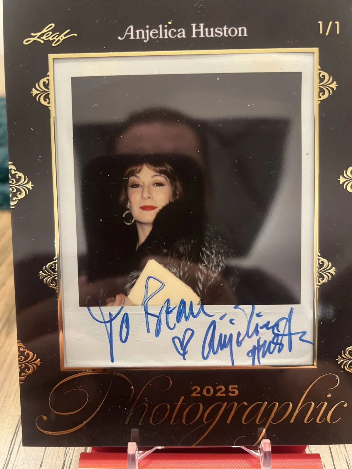 2025 Leaf Photographic Anjelica Huston Autograph 1/1 Framed Polaroid Card, изображение 2