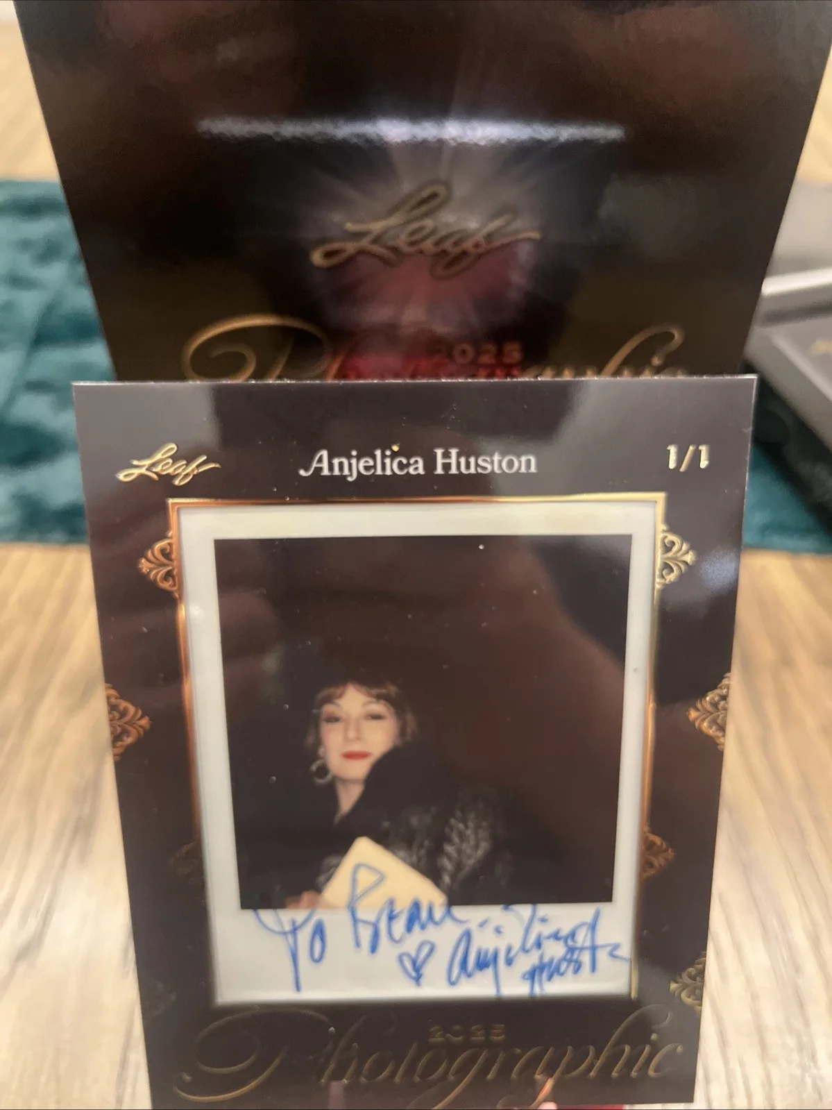 2025 Leaf Photographic Anjelica Huston Autograph 1/1 Framed Polaroid Card, изображение 3
