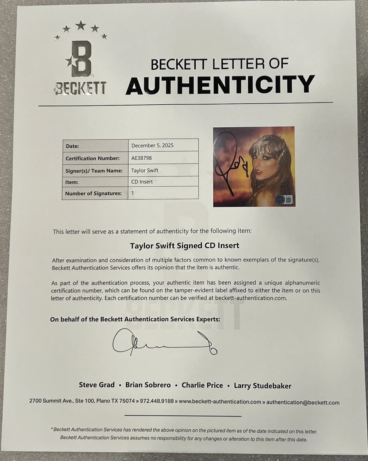 Taylor Swift 🎄Signed Autographed Framed Life of a Showgirl CD #1 Beckett COA, изображение 2