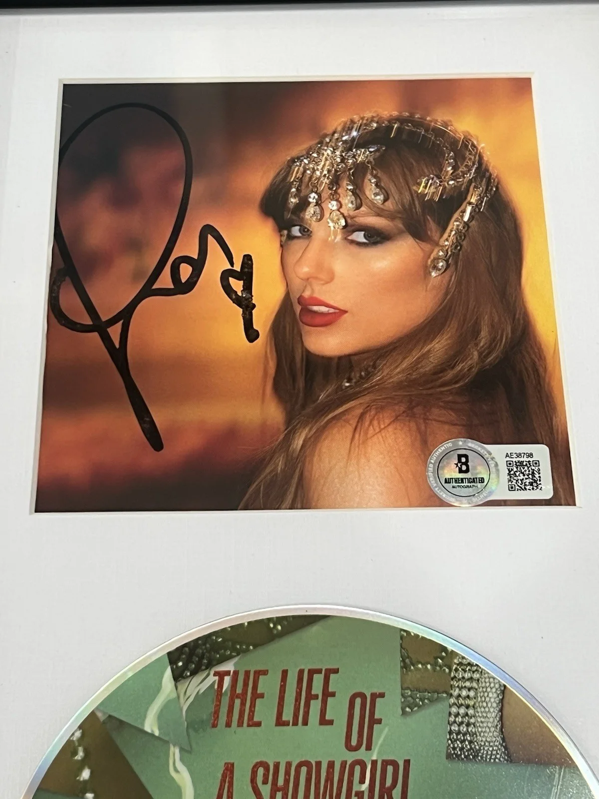 Taylor Swift 🎄Signed Autographed Framed Life of a Showgirl CD #1 Beckett COA, изображение 3