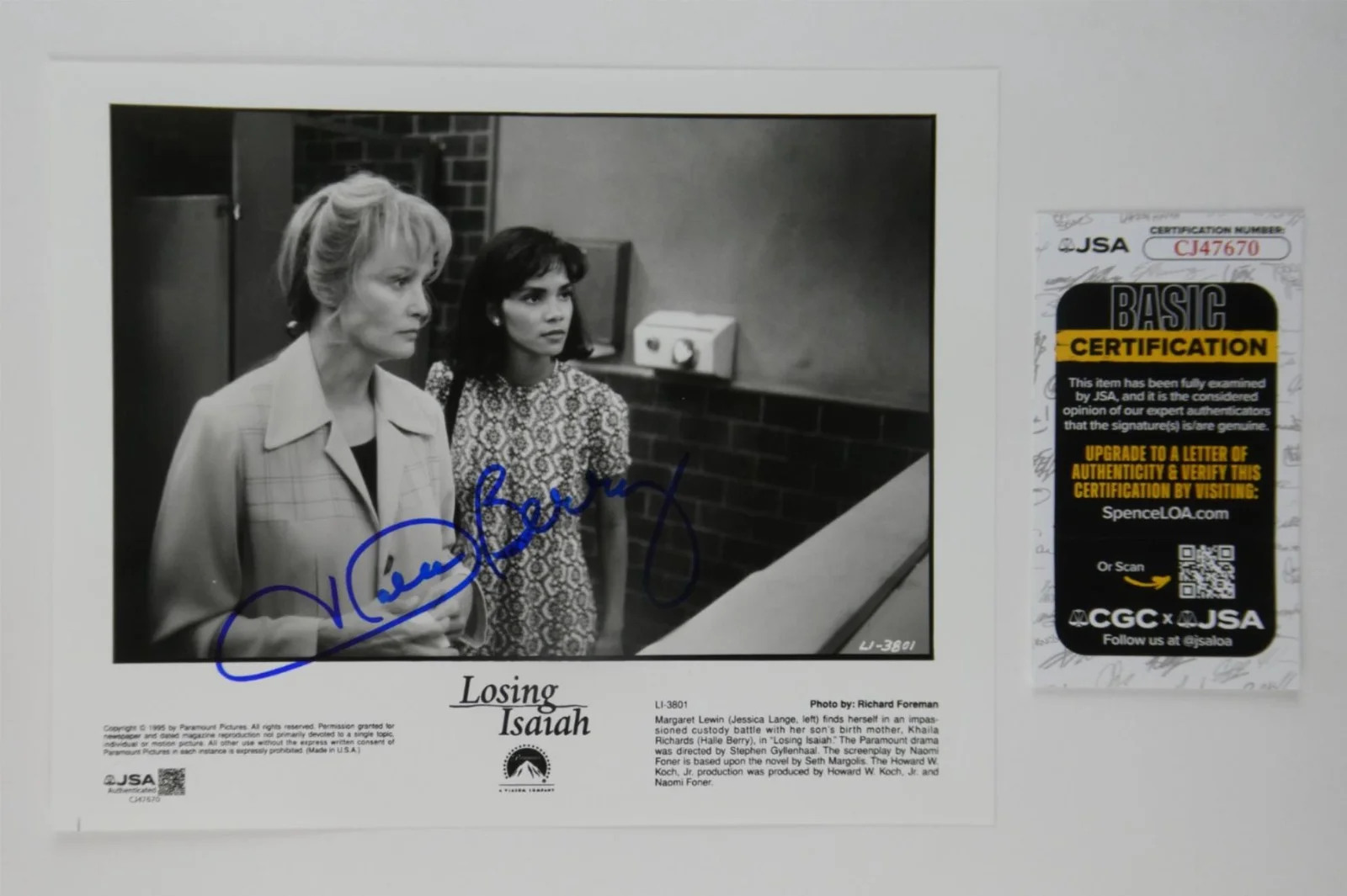 Halle Berry — Halle Berry Signed B&W 8x10 Promo Photo Losing Isaiah Autographed JSA COA