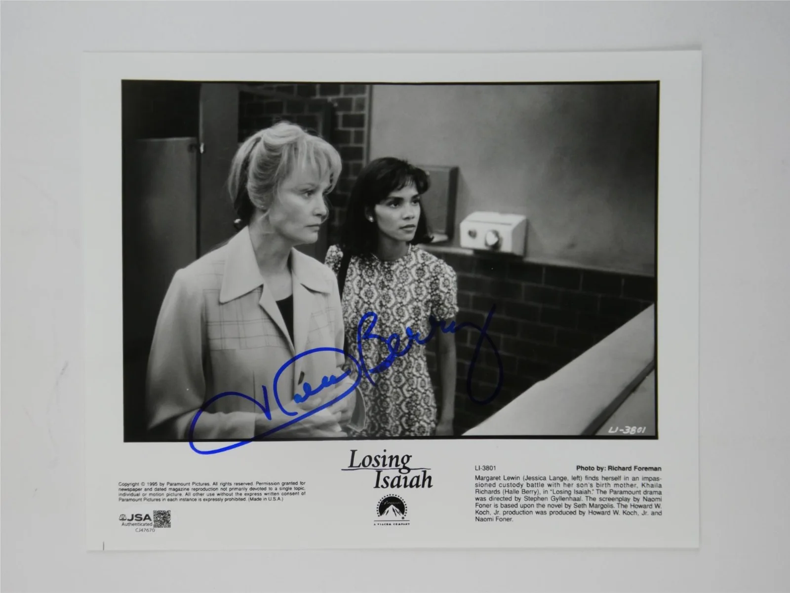 Halle Berry — Halle Berry Signed B&W 8x10 Promo Photo Losing Isaiah Autographed JSA COA, изображение 2