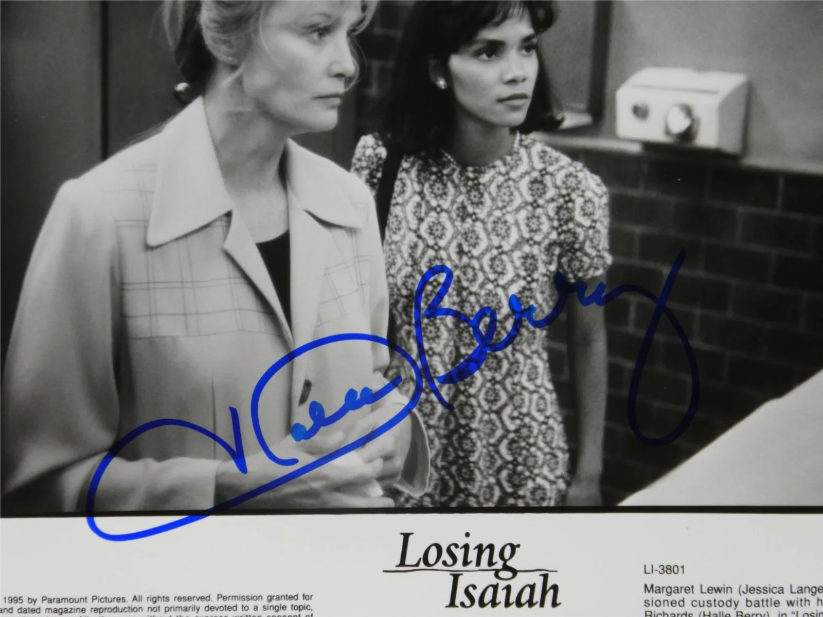 Halle Berry — Halle Berry Signed B&W 8x10 Promo Photo Losing Isaiah Autographed JSA COA, изображение 3
