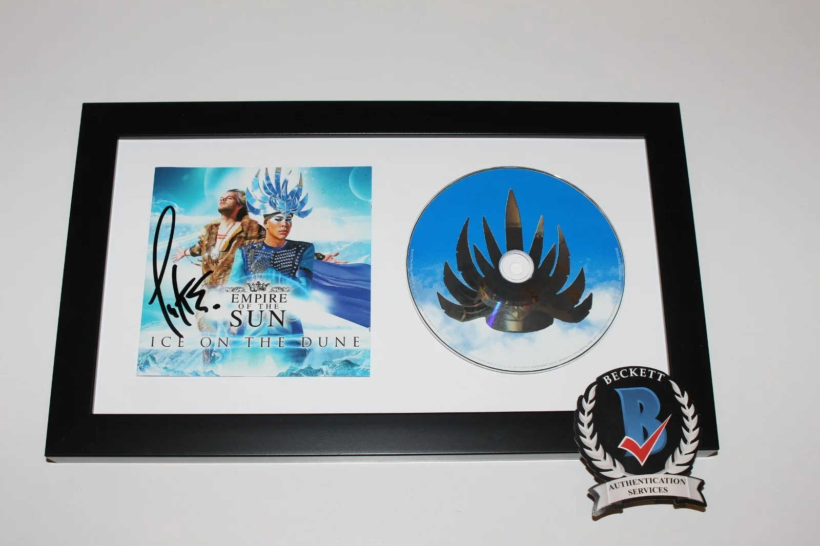LUKE STEELE SIGNED FRAMED EMPIRE OF THE SUN ICE ON THE DUNE CD COVER BECKETT COA, изображение 2
