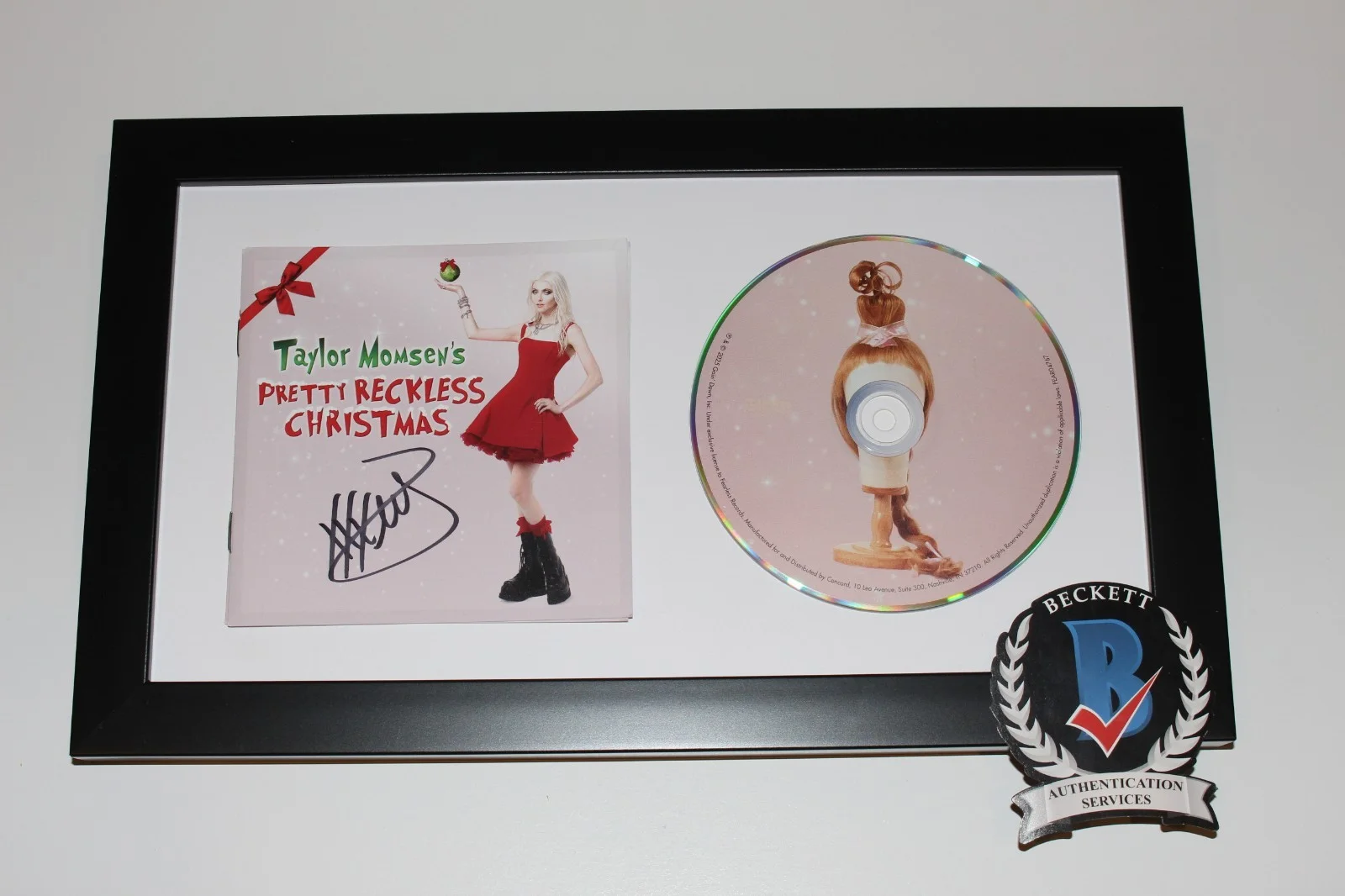 TAYLOR MOMSEN SIGNED FRAMED PRETTY RECKLESS CHRISTMAS CD COVER ALBUM BECKETT COA, изображение 3