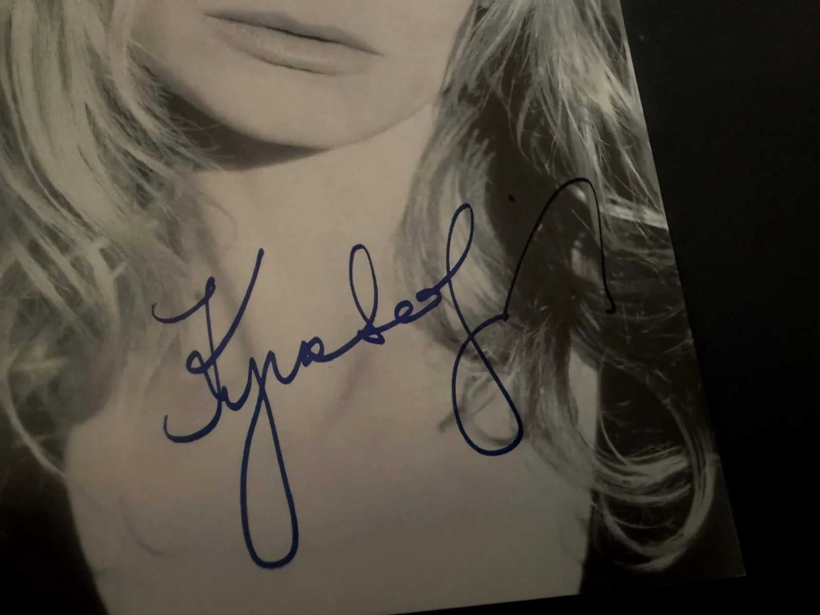 KYRA SEDGWICK SIGNED AUTOGRAPH B&W PHOTO 5X7" AMERICAN ACTRESS, изображение 2