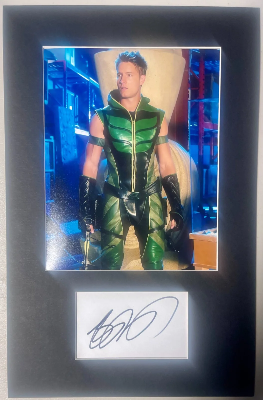 JUSTIN HARTLEY — Justin Hartley Smallville matted signed index card with photo 11x17 #1 Oliver