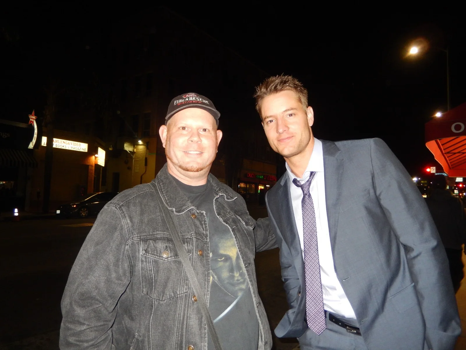 JUSTIN HARTLEY — Justin Hartley Smallville matted signed index card with photo 11x17 #1 Oliver, изображение 3