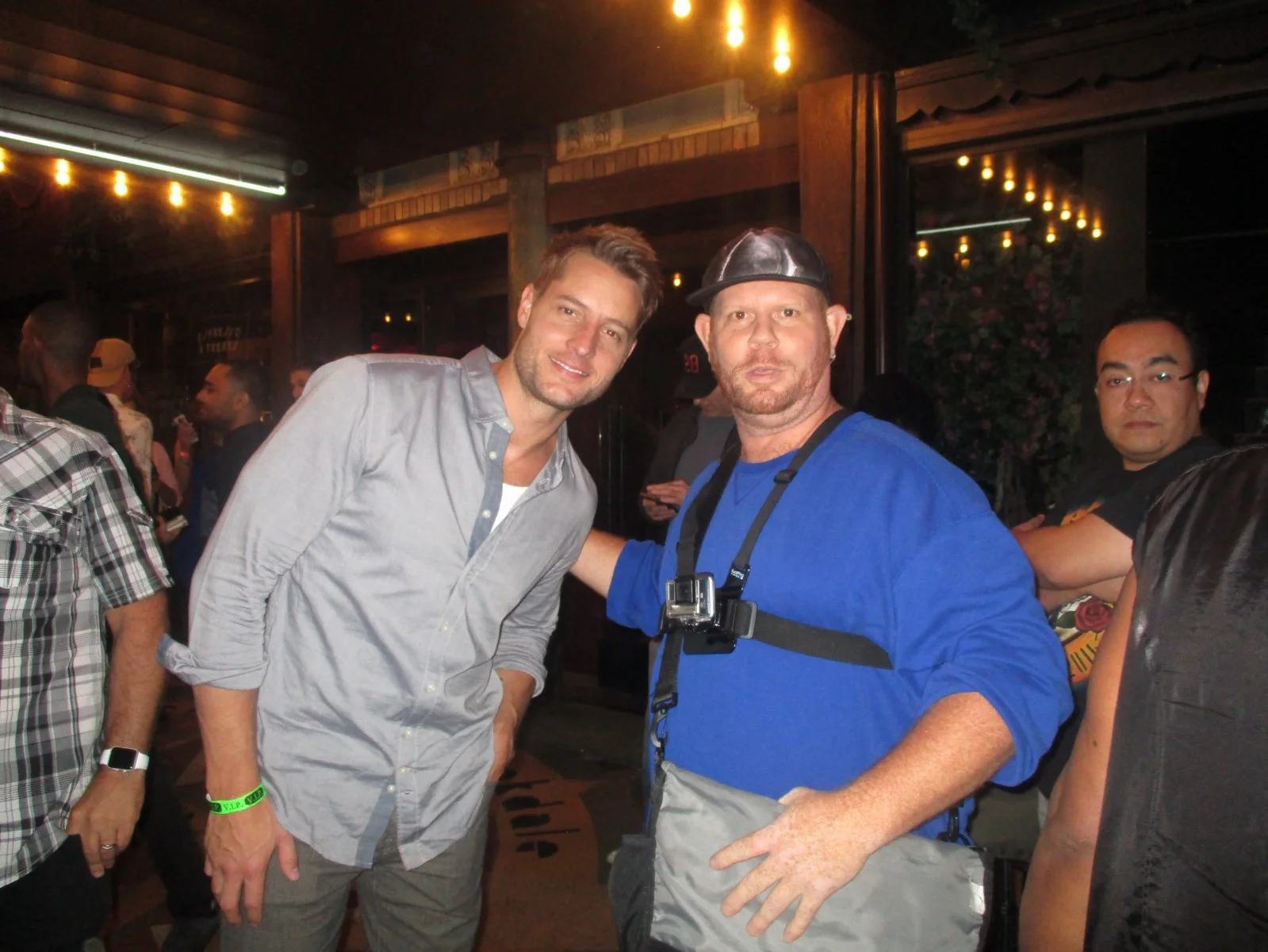JUSTIN HARTLEY — Justin Hartley Smallville matted signed index card with photo 11x17 #1 Oliver, изображение 4