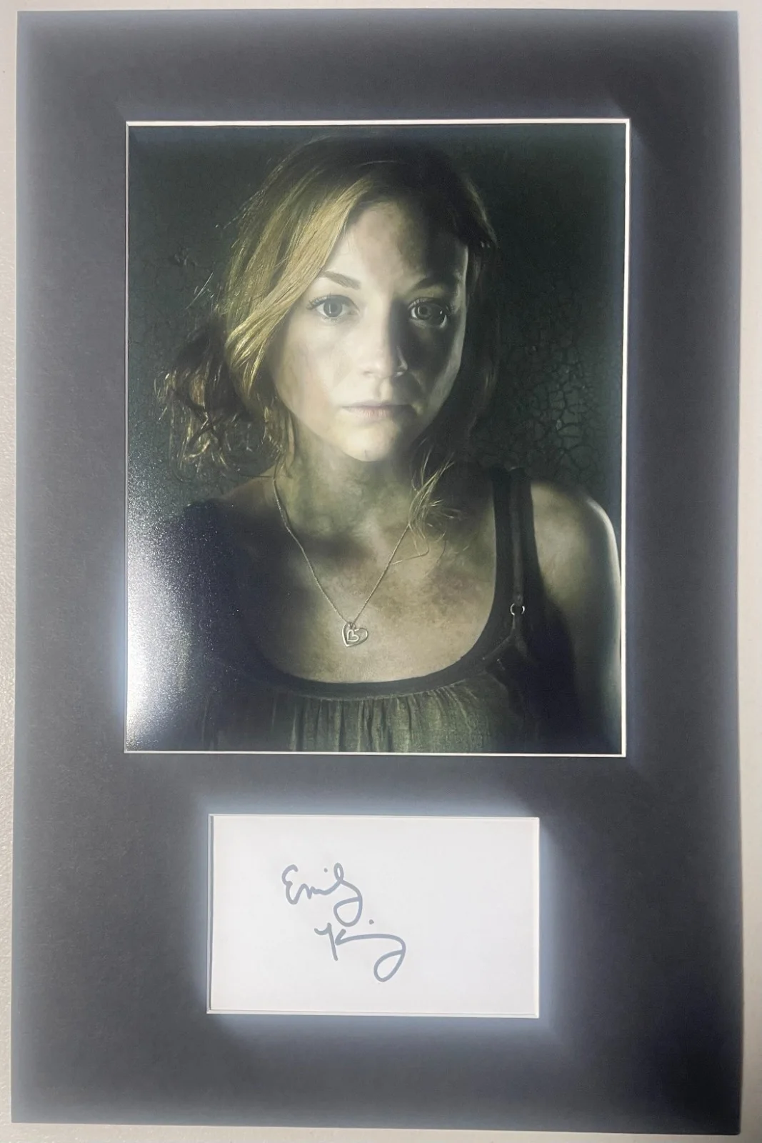 EMILY KINNEY — Emily Kinney The Walking Dead matted signed index card with photo 11x17 #1 Beth