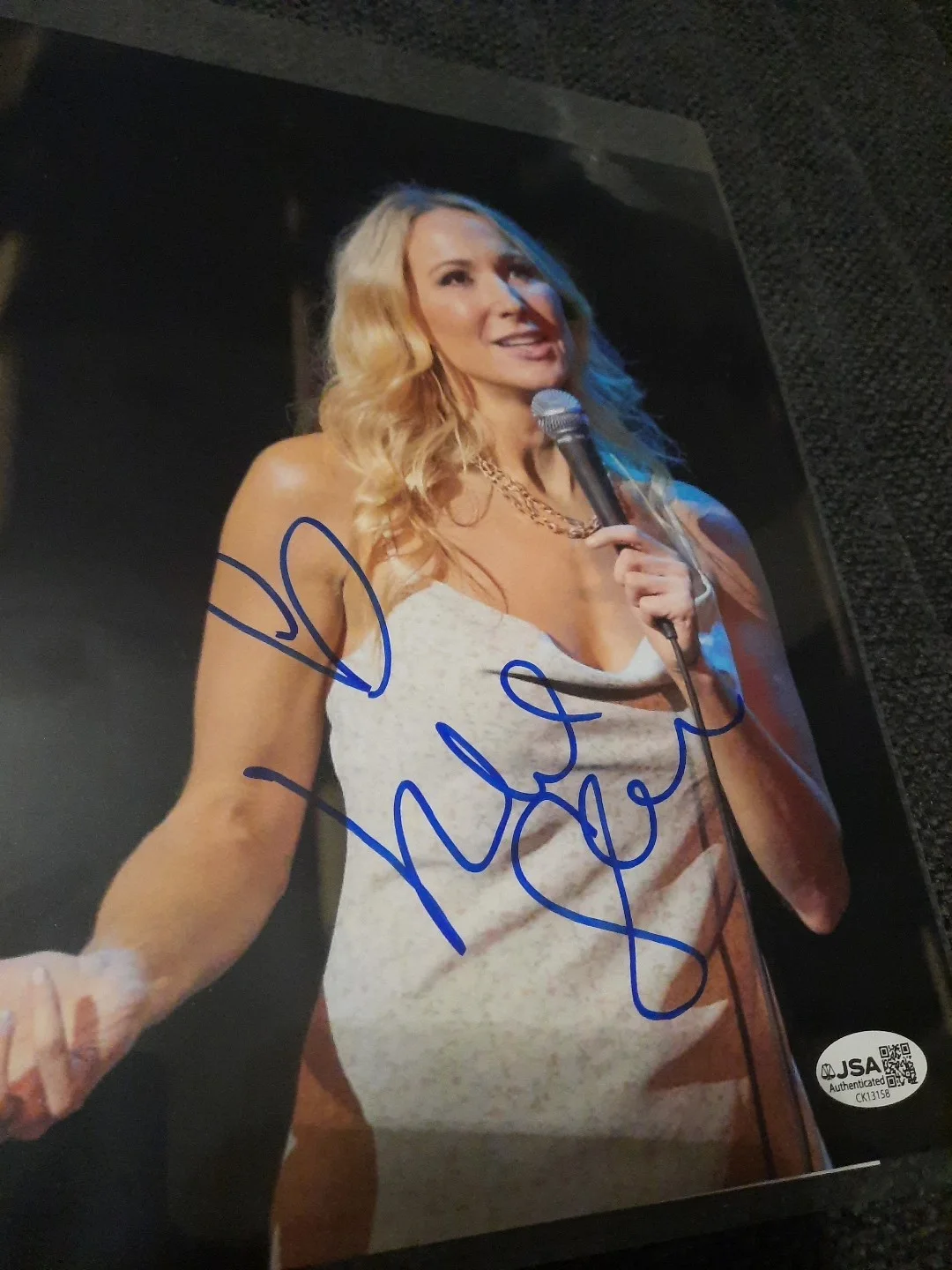 Nikki Glaser — Nikki Glaser Comedian Signed 8x10 Autographed Photo JSA Certified Hot Comedian, изображение 2