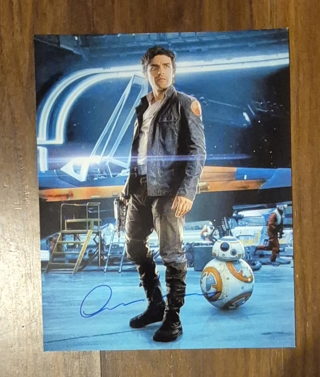 Oscar Isaac — OSCAR ISAAC Signed Autographed Star Wars 8X10 Photo
