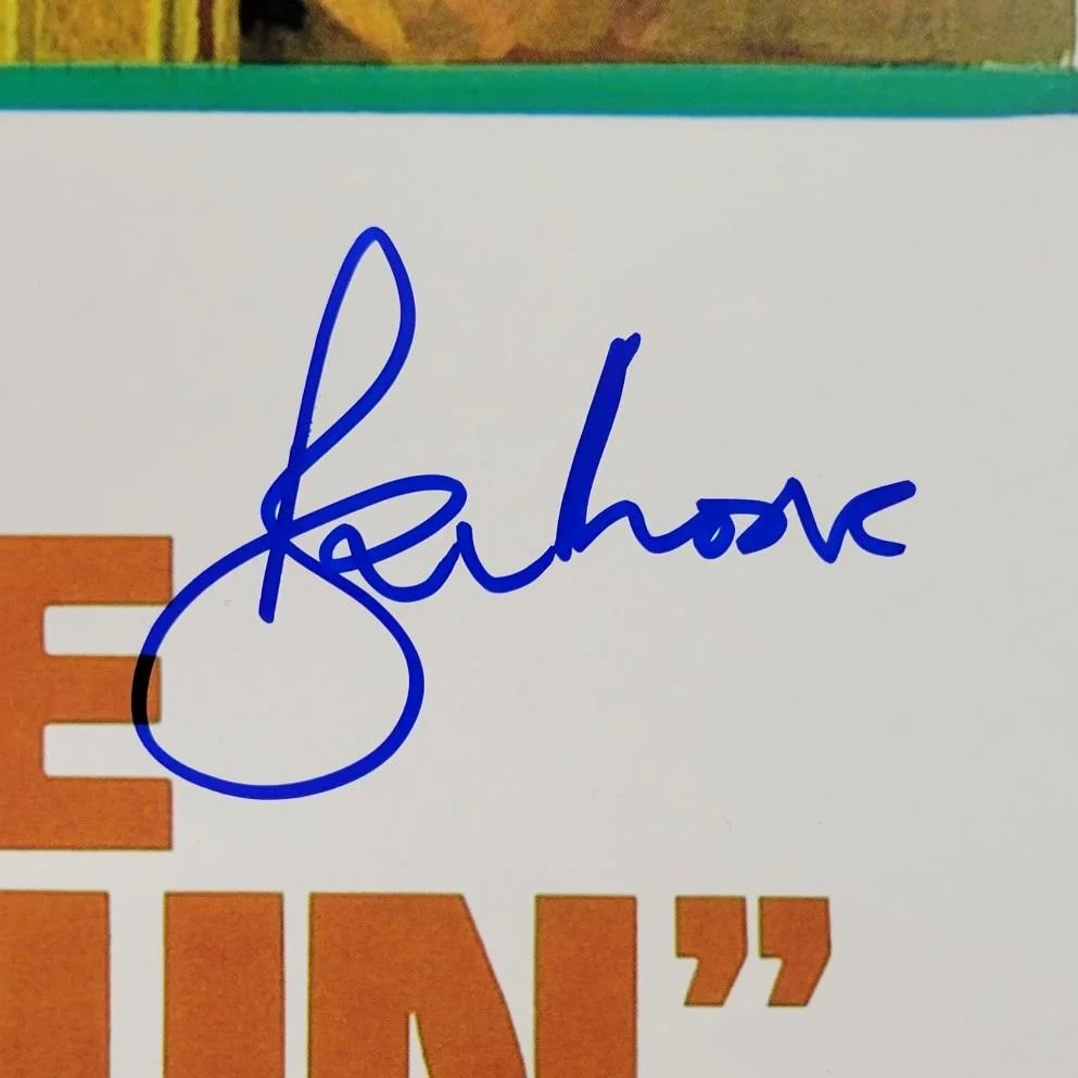 ROGER MOORE Signed 24x36 The Man With the Golden Gun Movie Poster (B) ~ PSA/DNA, изображение 2