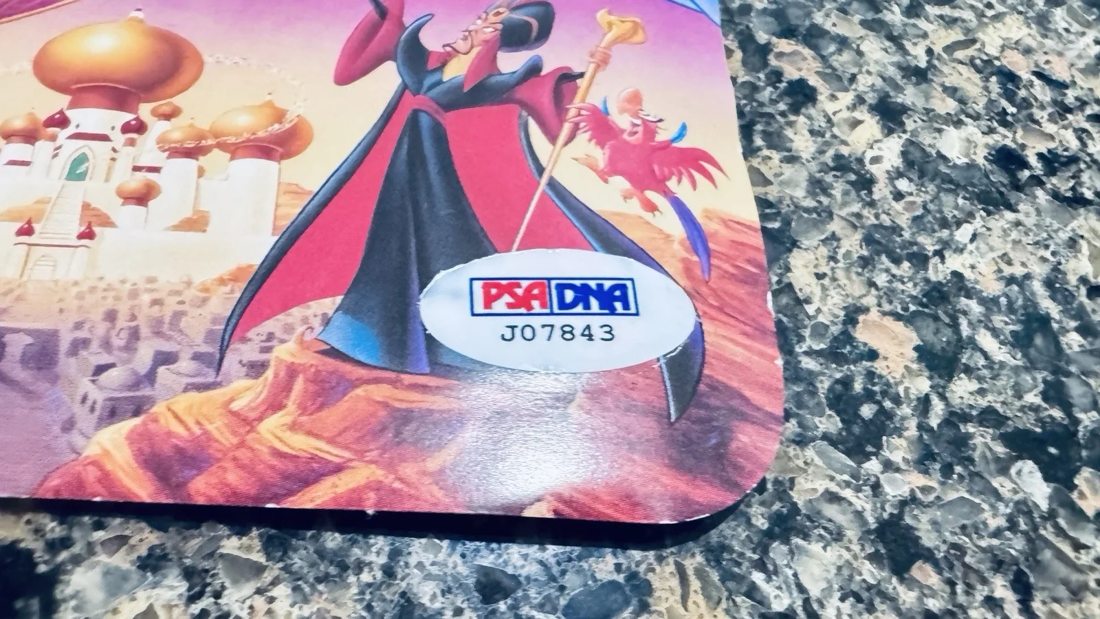 Robin Williams — Walt Disney 1992 VHS ALADDIN VHS cover only Signed By Robin Williams PSA/DNA, изображение 2