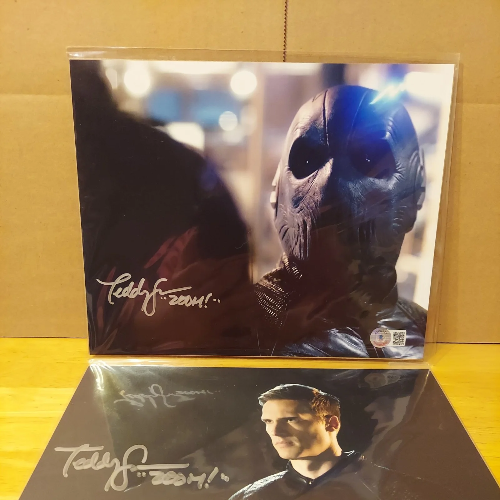 Danielle Harris — TEDDY SEARS "Zoom" THE FLASH 2 signed autographed 8x10s Bam Box GEEK bas, image 2