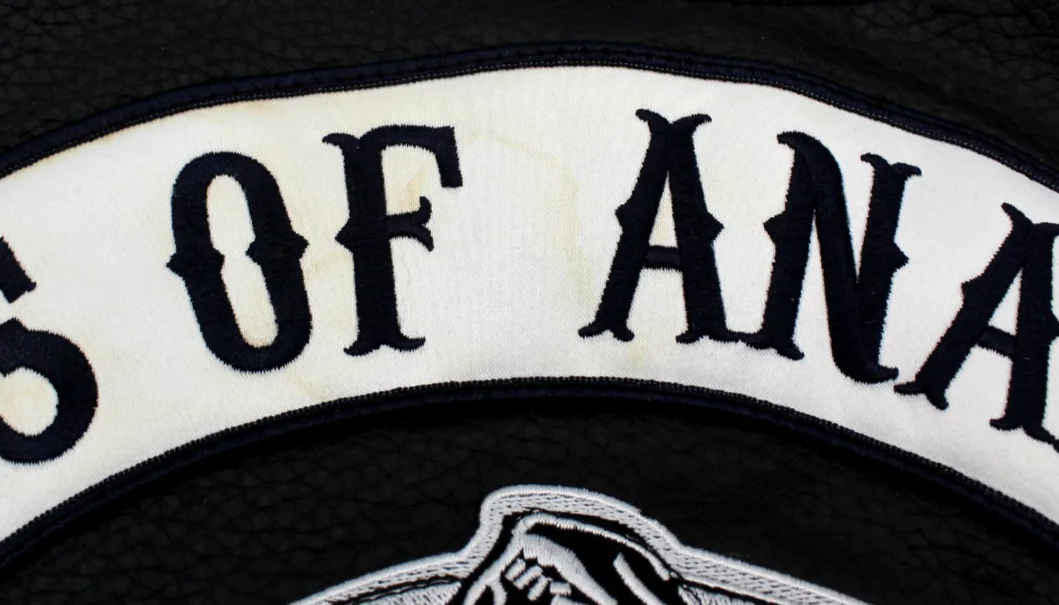 Charlie Hunnam, Ryan Hurst — Charlie Hunnam & Ryan Hurst Signed Sons of Anarchy Vest w/Beckett COA BR32504, изображение 4