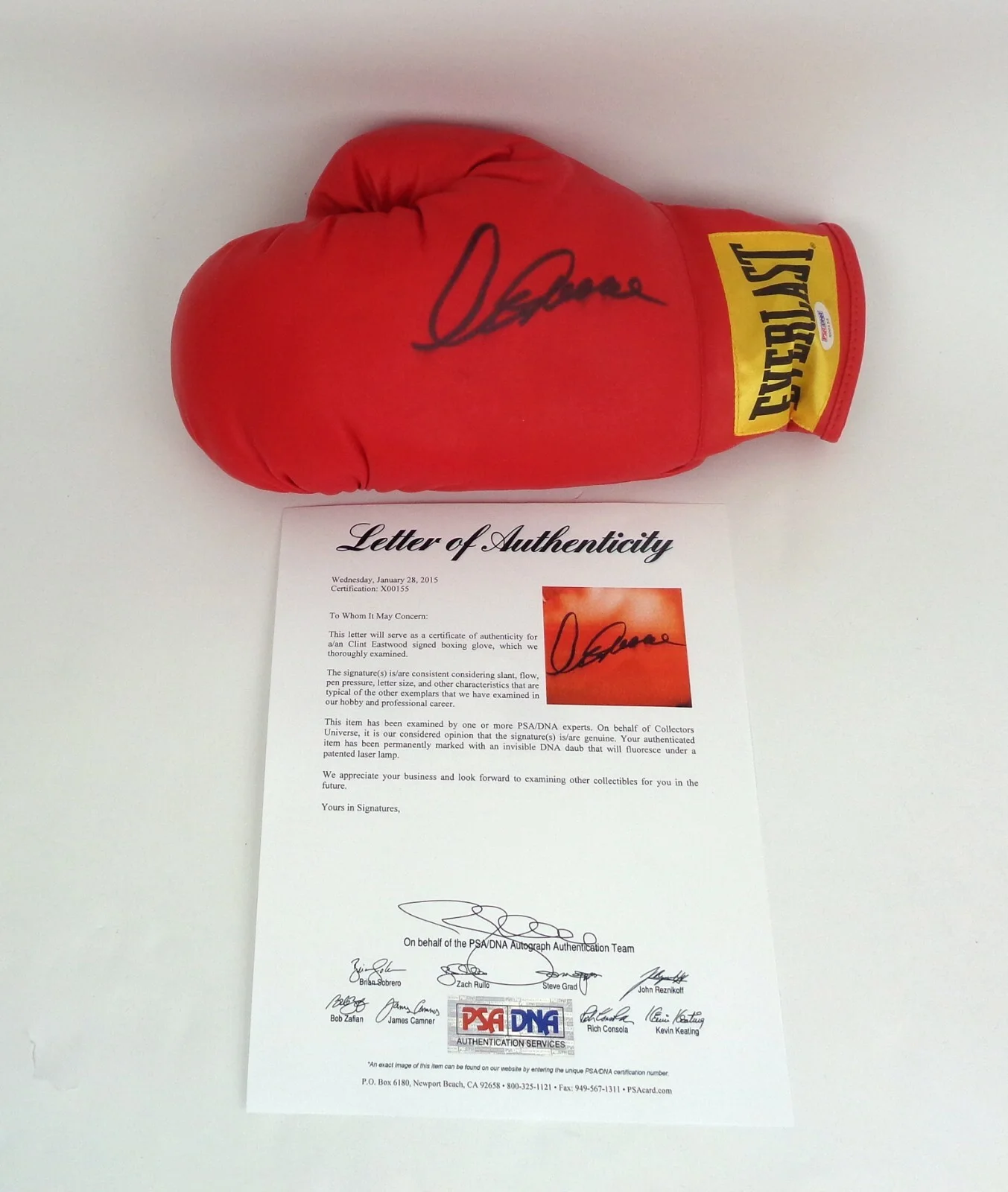 Clint Eastwood — Clint Eastwood Dirty Harry Signed Autograph Boxing Glove PSA/DNA COA, изображение 2