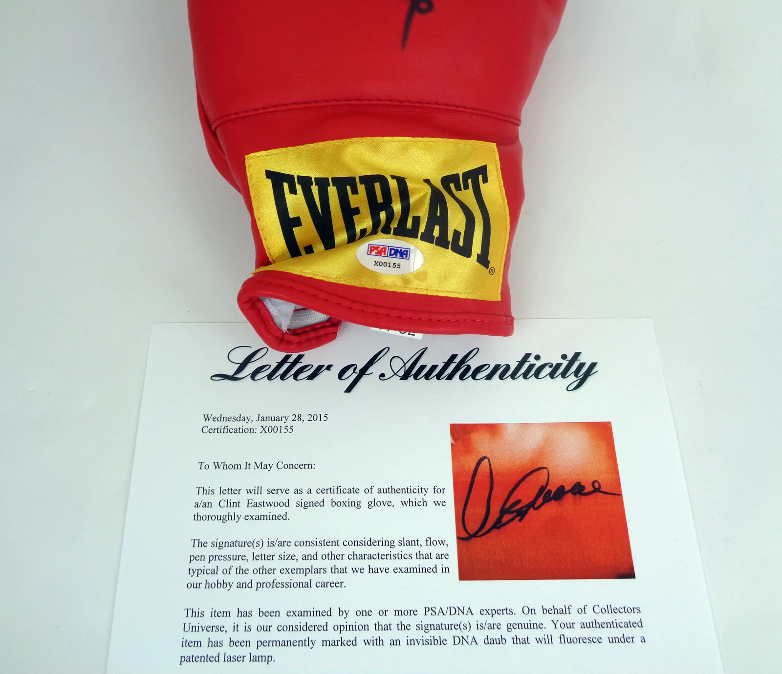 Clint Eastwood — Clint Eastwood Dirty Harry Signed Autograph Boxing Glove PSA/DNA COA, изображение 4
