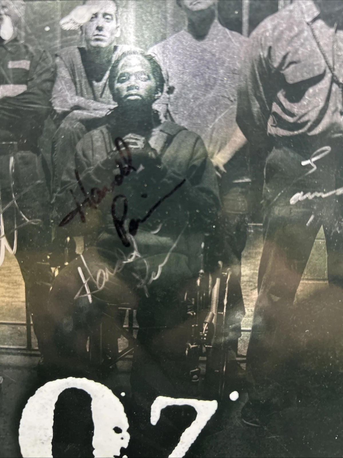 Harold Perrineau — OZ Behind These Walls - 1st ED. SIGNED BOOK Perrineau, Winters, Hudson Many More, image 3