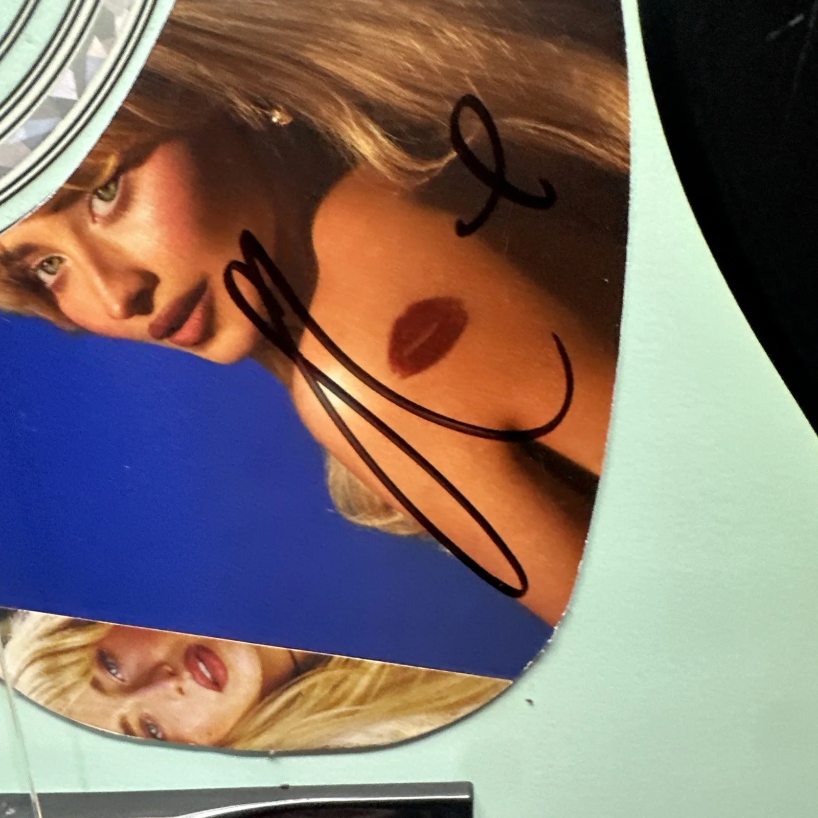 Sabrina Carpenter Autographed Acoustic Guitar Signed Short N Sweet Beckett, изображение 2