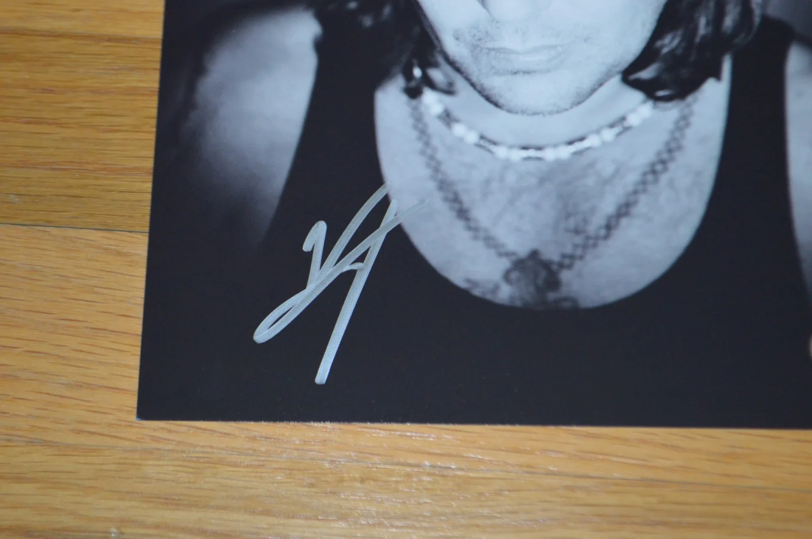 MOTLET CRUE Vince Neil Autographed 8x10 B/W Photo with Wizard World COA, изображение 2