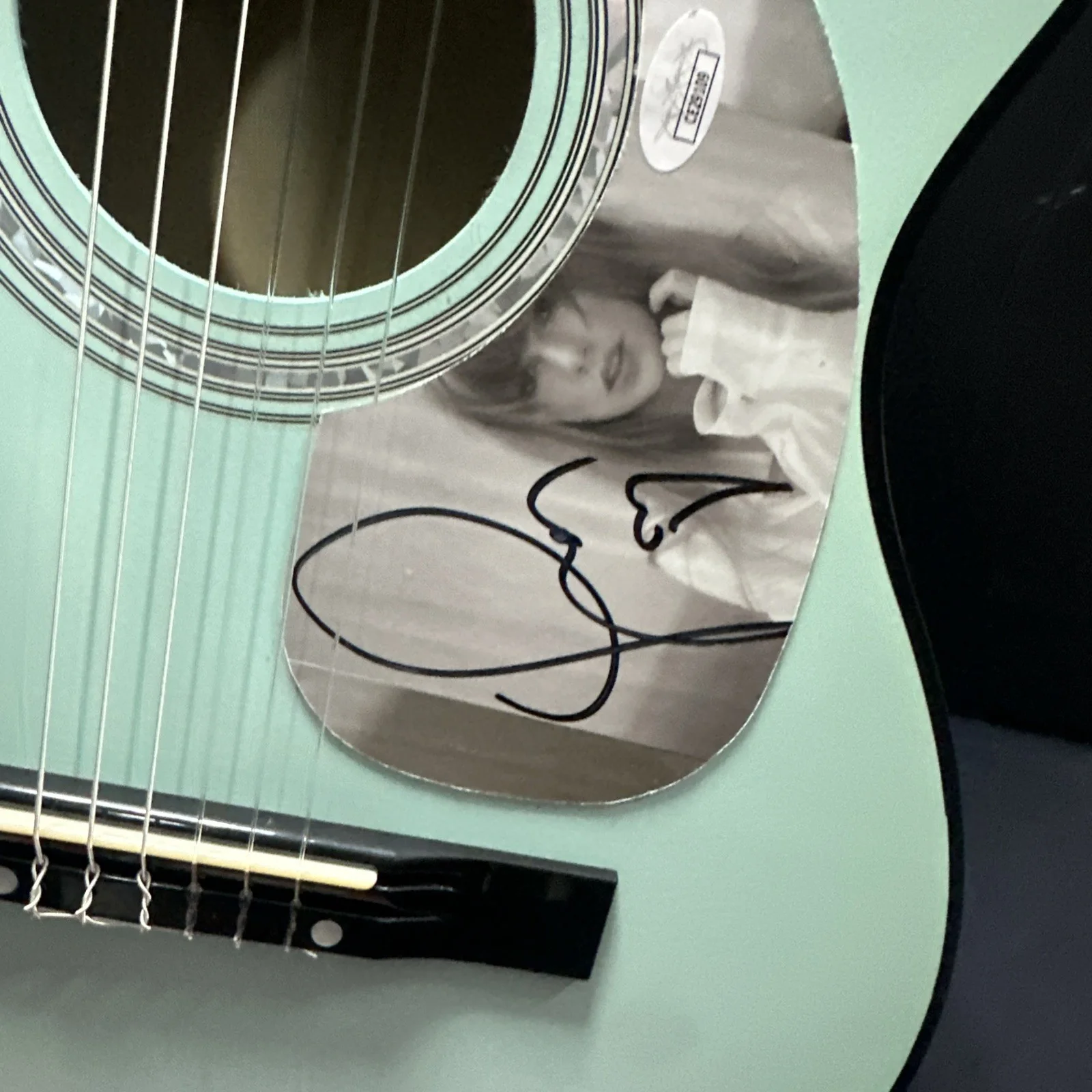 Taylor Swift Autographed Mint Acoustic Guitar Signed With ❤️ JSA COA RARE, изображение 2
