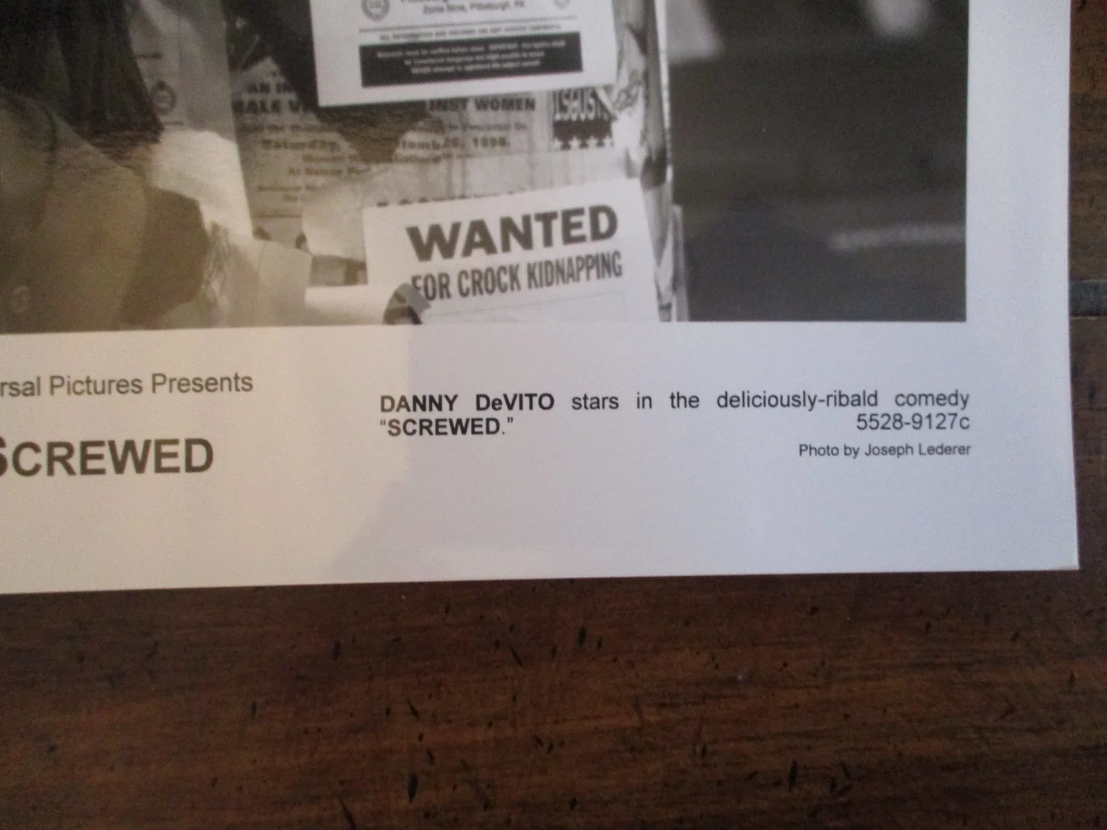 ("SCREWED")Danny DeVito/10" x 8" 2000 Glossy Black and White Press Photo, image 2