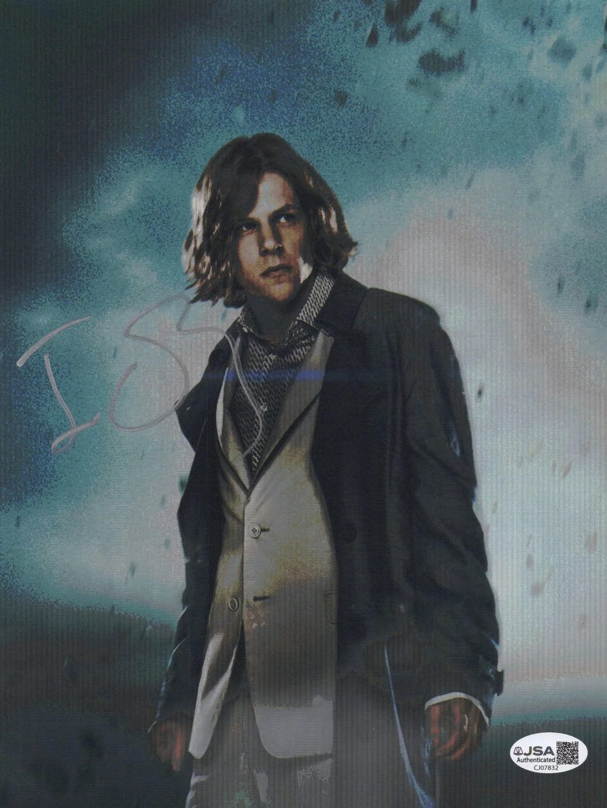 JESSIE EISENBERG — JESSIE EISENBERG Authentic Hand-Signed "SUPERMAN VS BATMAN" 8x10 Photo (JSA COA)