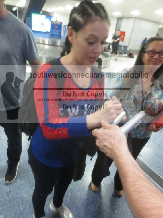 Alyssa Millano — Alyssa Milano Signed Microphone Whos The Boss Autograph Beckett Auth COA Proof, image 2