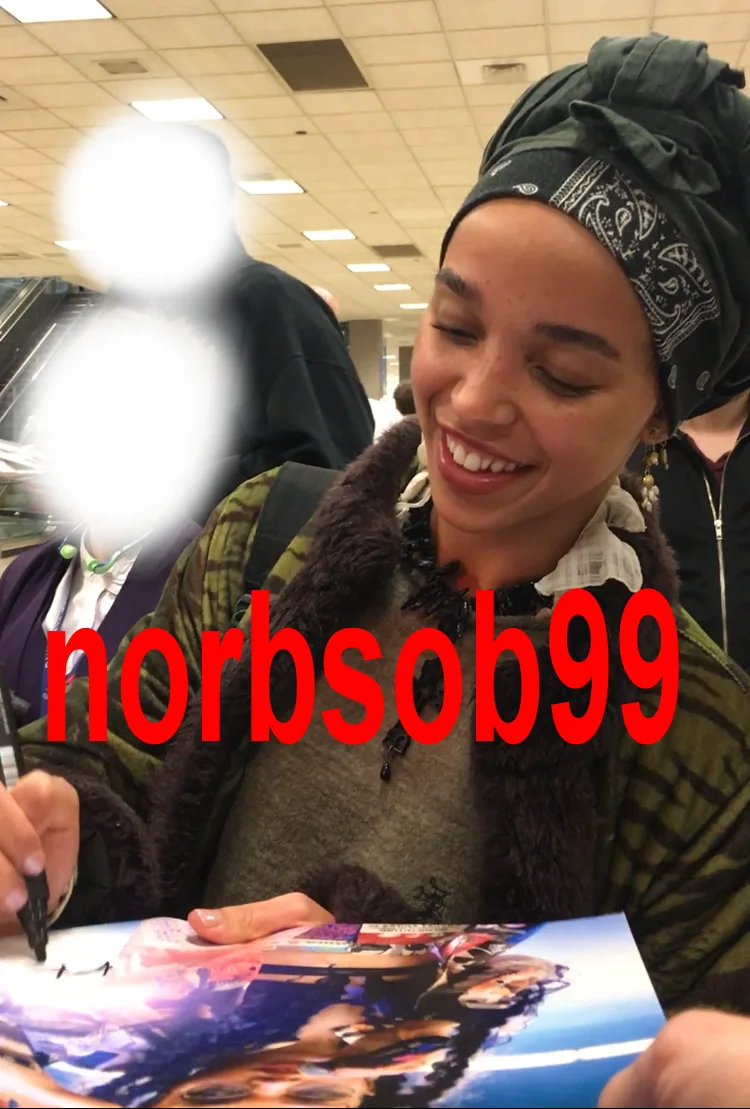 FKA TWIGS TAHLIA BARNETT SIGNED SEXY 8x10 PHOTO w/PROOF & AUTOGRAPH COA ACOA, изображение 2