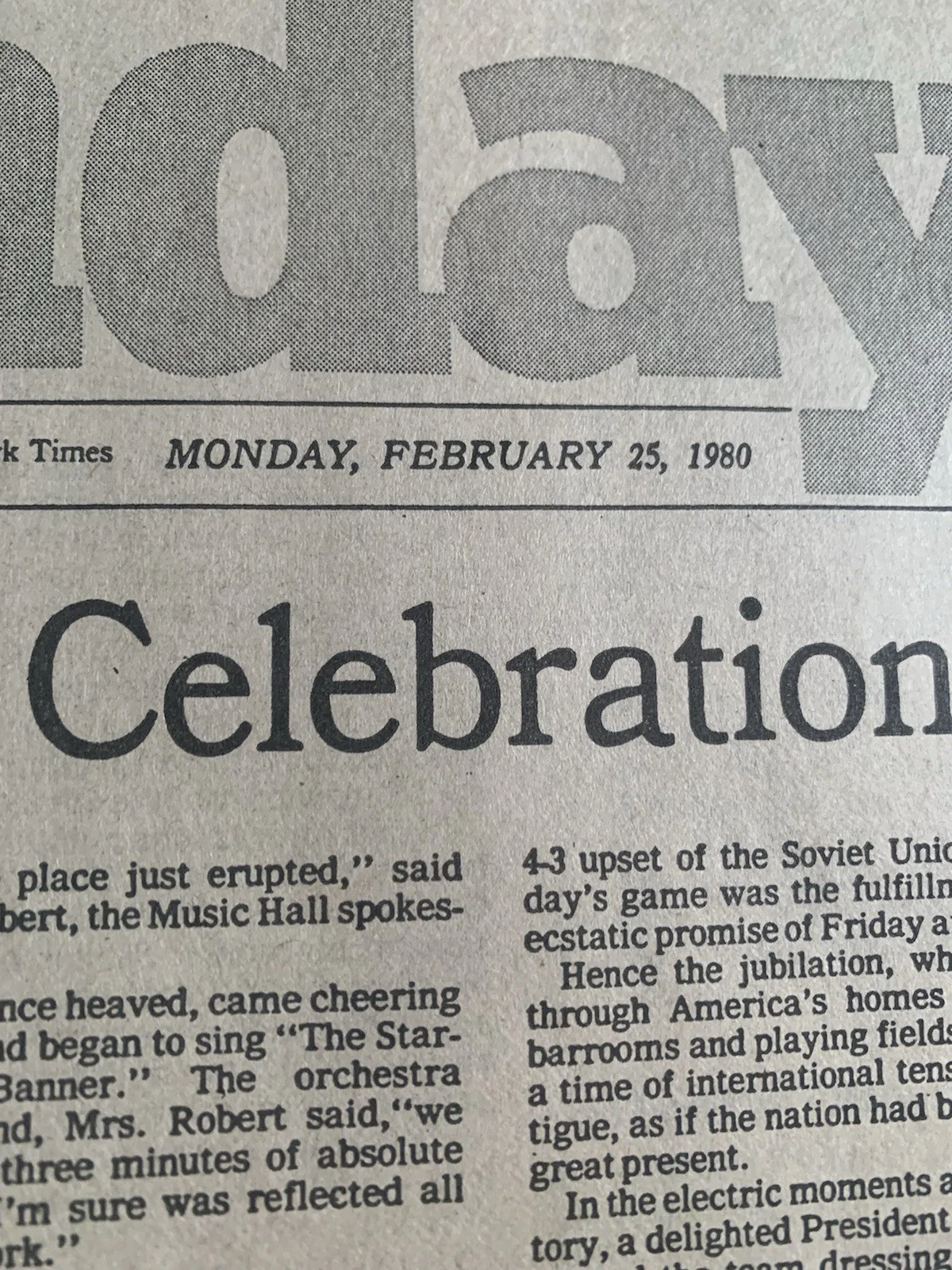 MIKE ERUZIONE HAND SIGNED 14x22 ORIGINAL NY TIMES SPORTS FRONT PAGE 1980 JSA, изображение 3