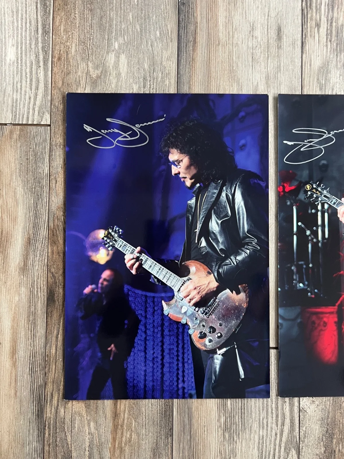 DEFECTIVE DAMAGE Tony Iommi Black Sabbath Signed Autographed two 12x18 O G3D, изображение 2