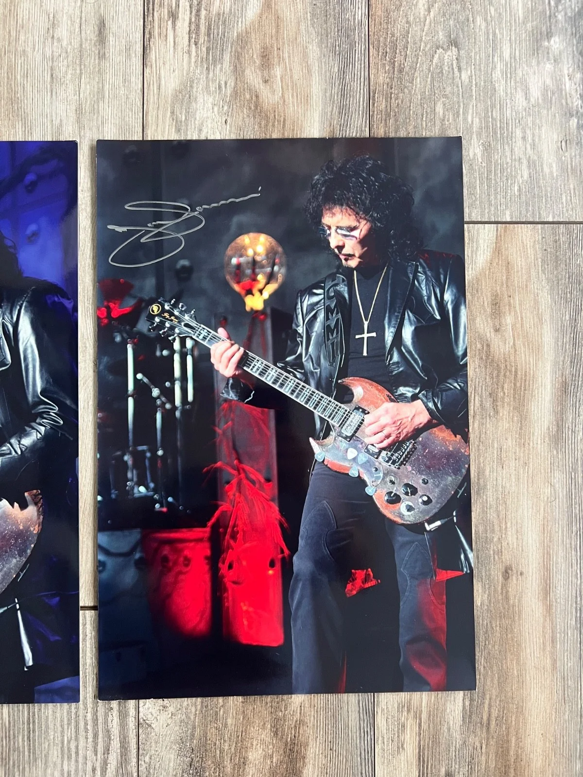 DEFECTIVE DAMAGE Tony Iommi Black Sabbath Signed Autographed two 12x18 O G3D, изображение 3