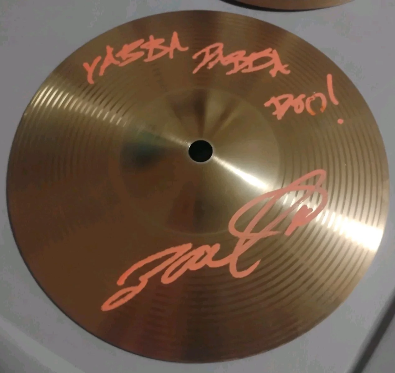 zach alford — ZACH ALFORD THE B52'S DRUMMER SIGNED 8 INCH GENERIC DRUM CYMBAL YABBA DABBA DOO!