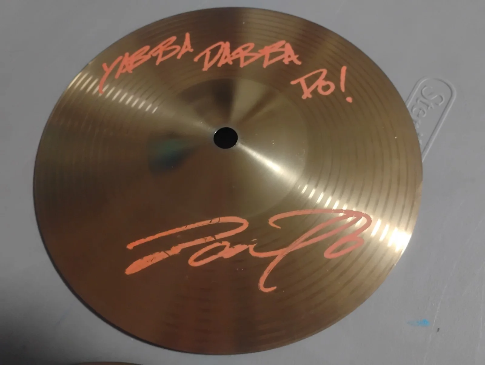 zach alford — ZACH ALFORD THE B52'S DRUMMER SIGNED 8 INCH GENERIC DRUM CYMBAL YABBA DABBA DOO!, image 2