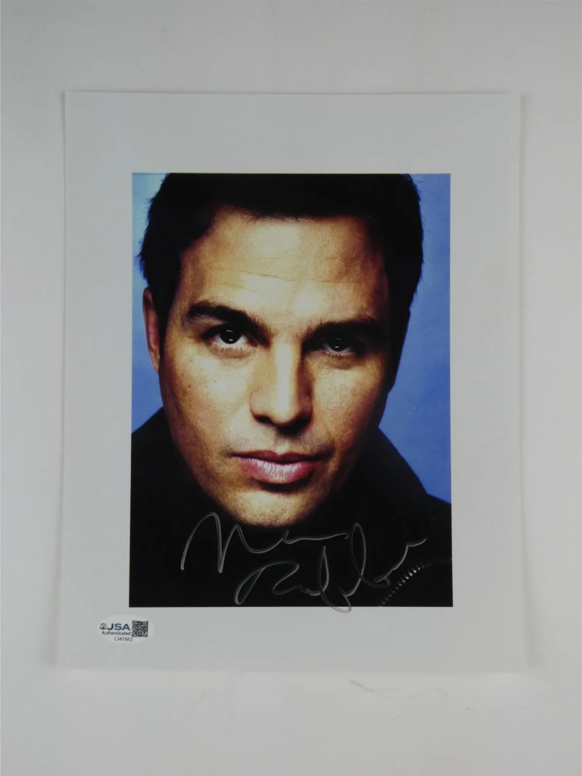 Mark Ruffalo — Mark Ruffalo Signed 8x10 Photo The Avengers Autographed JSA COA, image 2