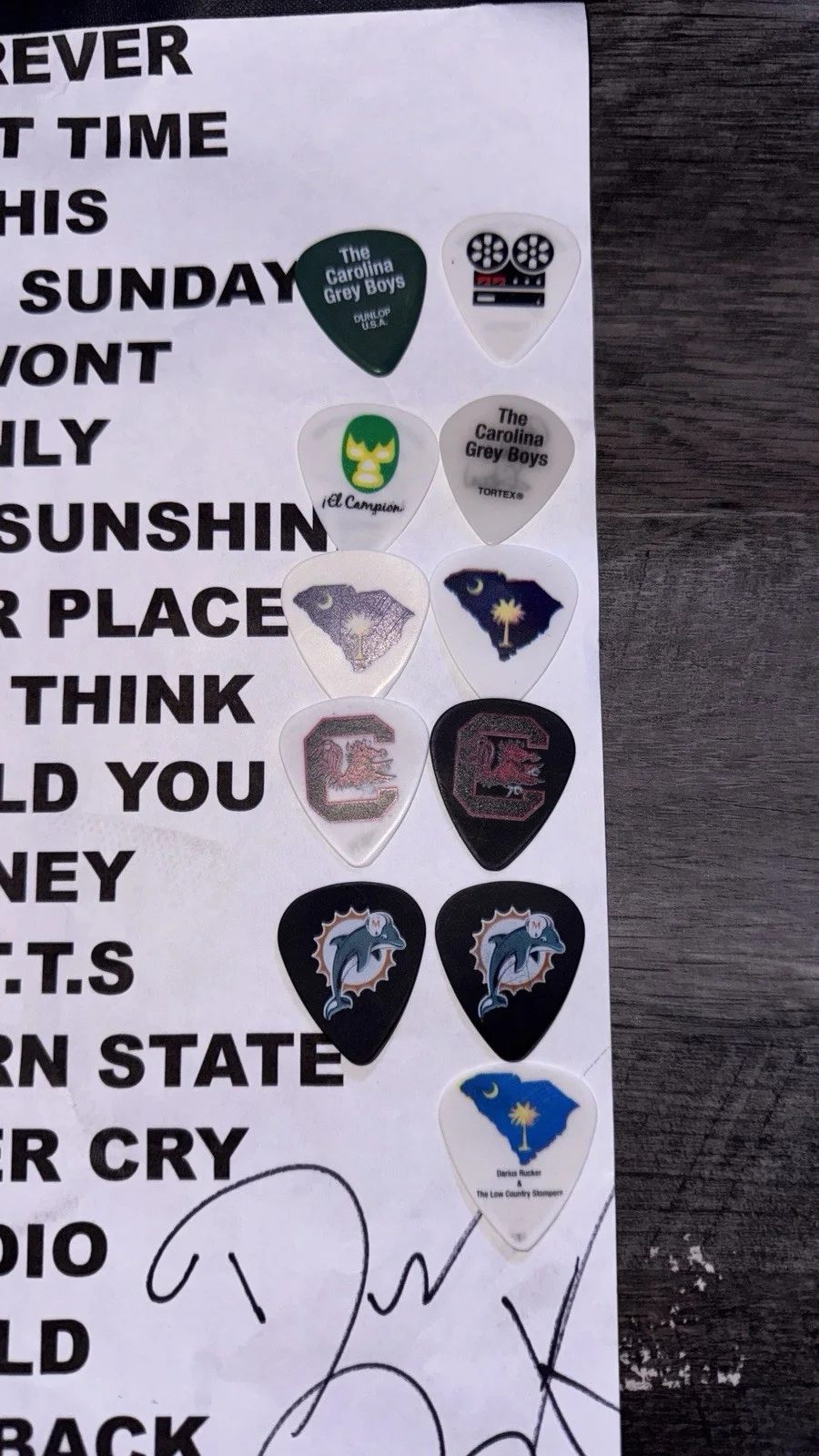 Darius Rucker Signed setlist with stage used picks, image 2