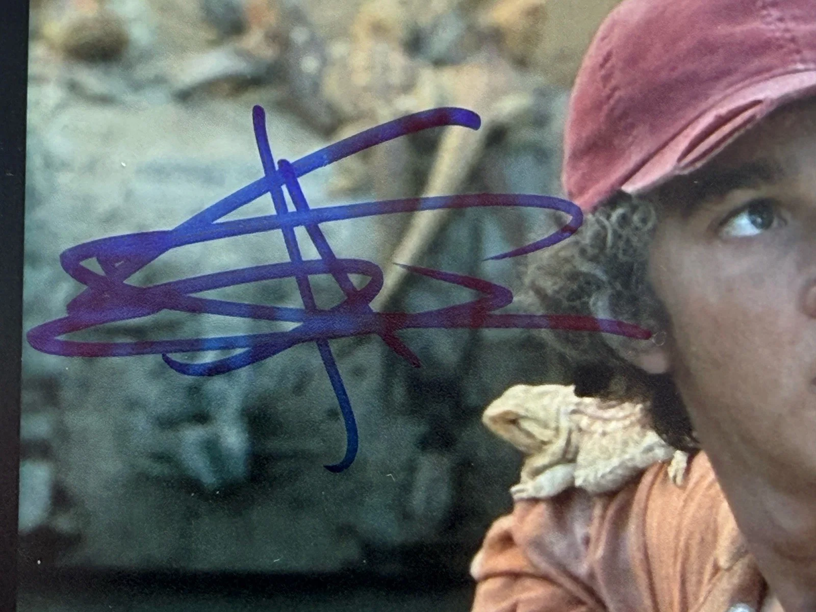 Shia LaBeouf — Shia LaBeouf SIGNED Holes 8x10 photo EXACT PROOF Transformers Disturbia JSA B, изображение 2