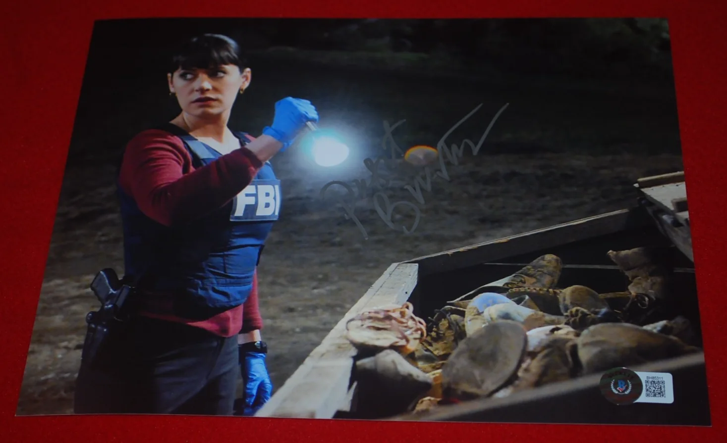 PAGET BREWSTER — PAGET BREWSTER Crimnal Minds Signed 8X10 Photo Beckett COA BH85311
