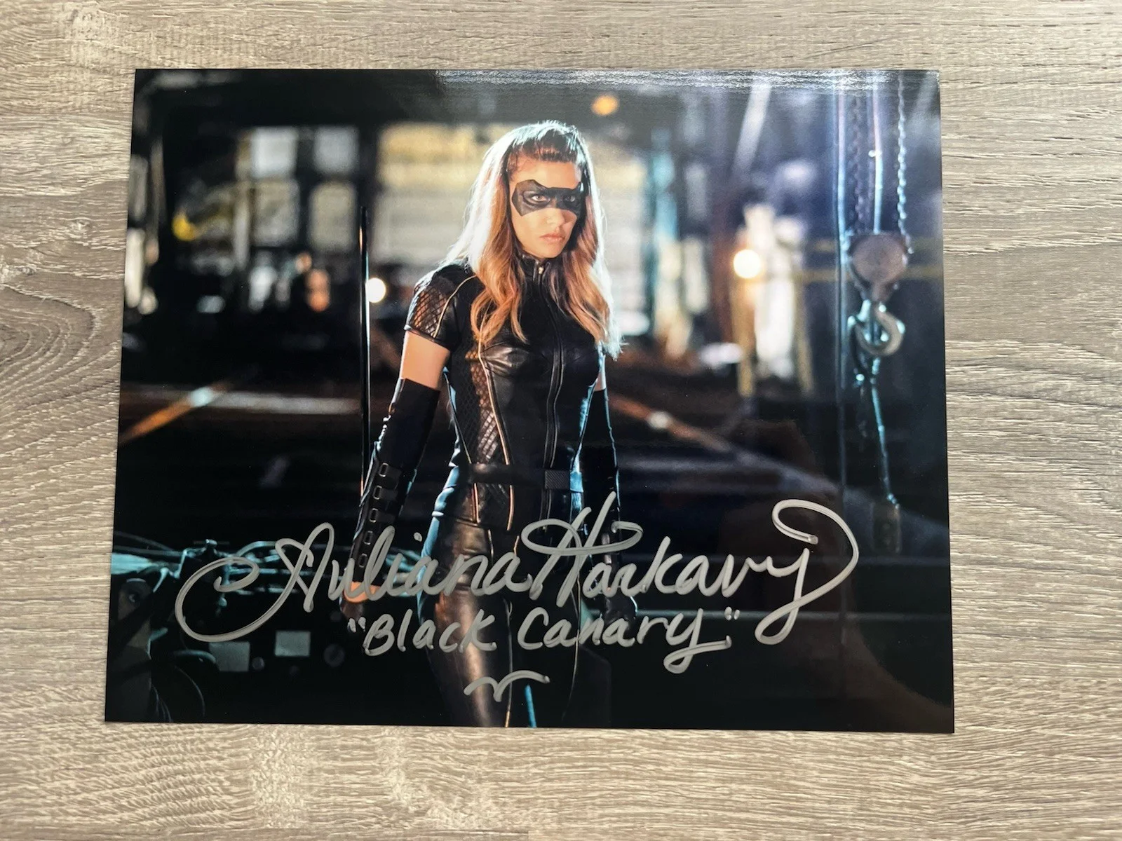 Juliana Harkavy — Juliana Harkavy Signed Black Canary Metallic 8x10 Photo ACOA COA Arrow DC, изображение 2