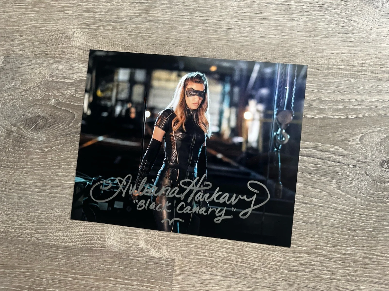 Juliana Harkavy — Juliana Harkavy Signed Black Canary Metallic 8x10 Photo ACOA COA Arrow DC, изображение 3
