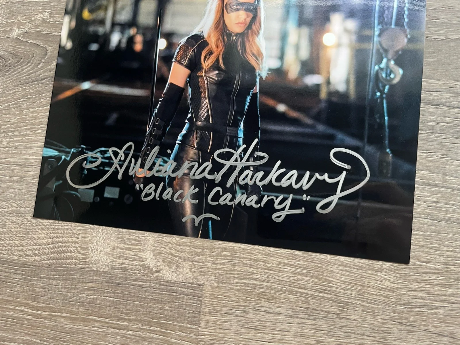 Juliana Harkavy — Juliana Harkavy Signed Black Canary Metallic 8x10 Photo ACOA COA Arrow DC, изображение 4