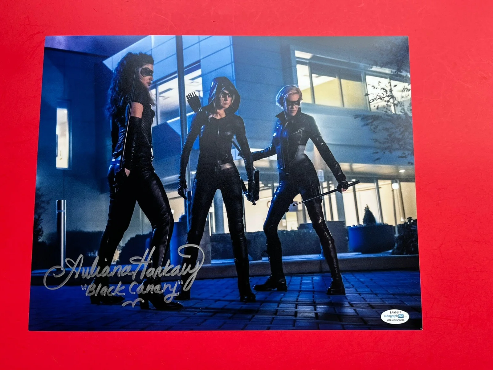 Juliana Harkavy — Juliana Harkavy Signed Black Canary 11x14 Photo ACOA Arrow DC Dinah Drake, изображение 2